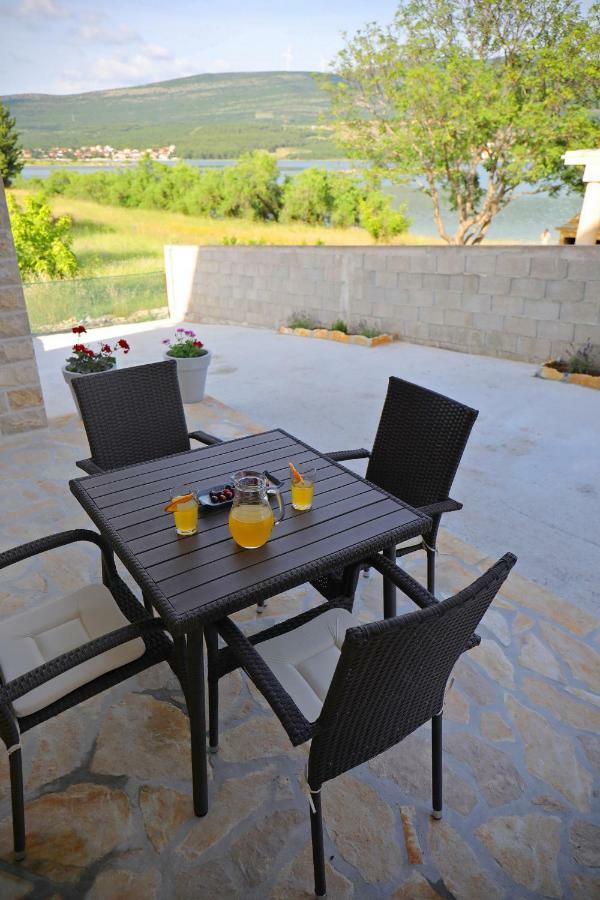 Apartmani Neva, Pridraga Экстерьер фото