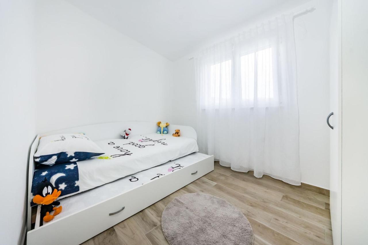 Apartmani Neva, Pridraga Экстерьер фото